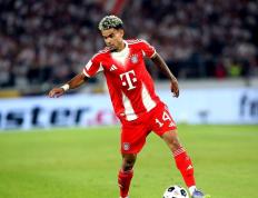 PG电子-凯恩回归赛场，战术调整首场状态亮眼，利物浦观众沸腾！的简单介绍